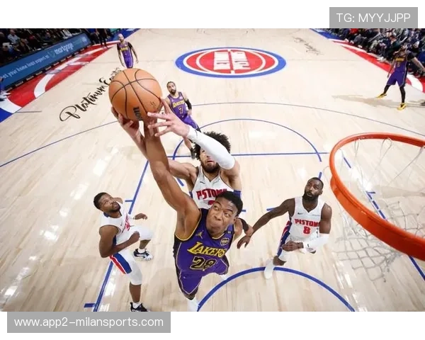 八村塁篮下补篮助攻，湖人锋线稳健输出，助力球队再创新高