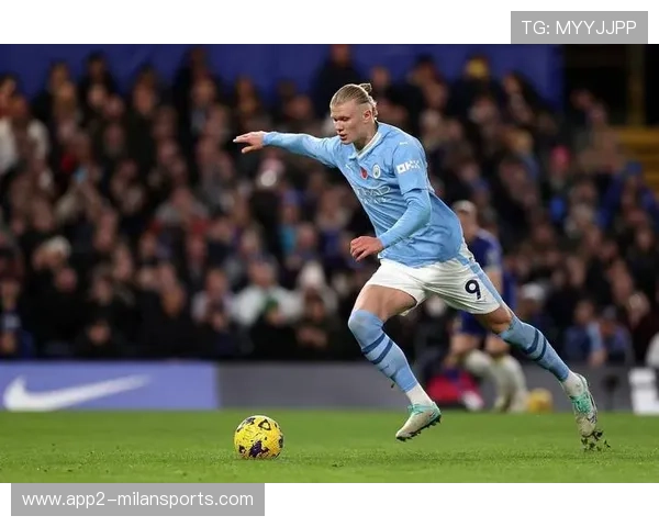 哈兰德禁区内连点建功 哈兰德禁区内连点建功